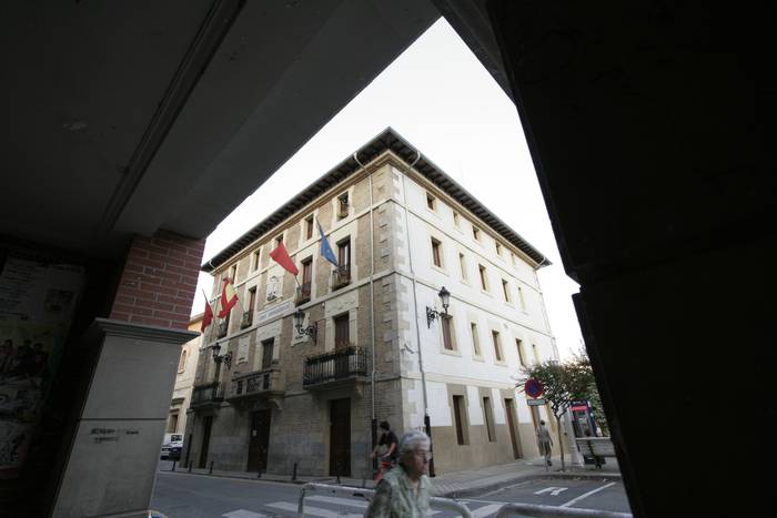 Nafarroako Administrazio Auzitegiak atzera bota du euskara meritu gisa hartzea Atarrabian