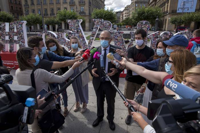 Navarra Sumak euskarazko eta gaztelaniazko kartelak bi euskarritan kaleratzeko asmoa berretsi du