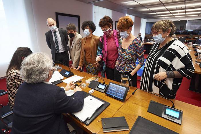 Bizikidetza Plana atzera bota du Nafarroako Parlamentuak