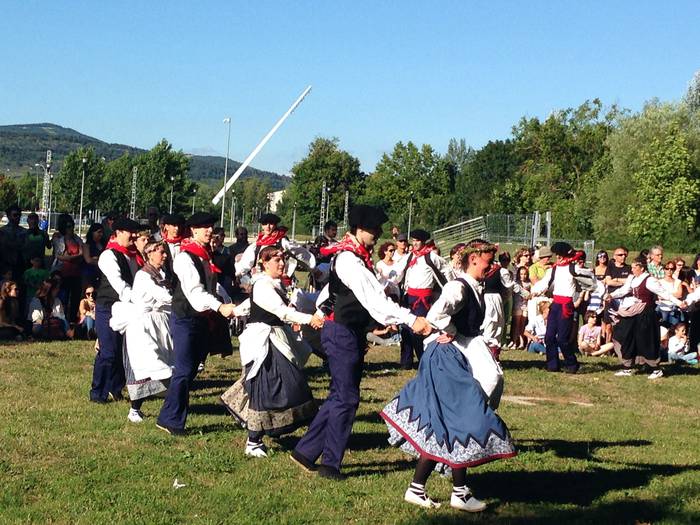 Trokeo dantzak, udaletxe plazan