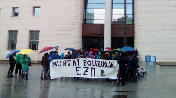 Otsailera atzeratu dute Sarasateko eraikina okupatu zuten hiru gazteen kontrako epaiketa