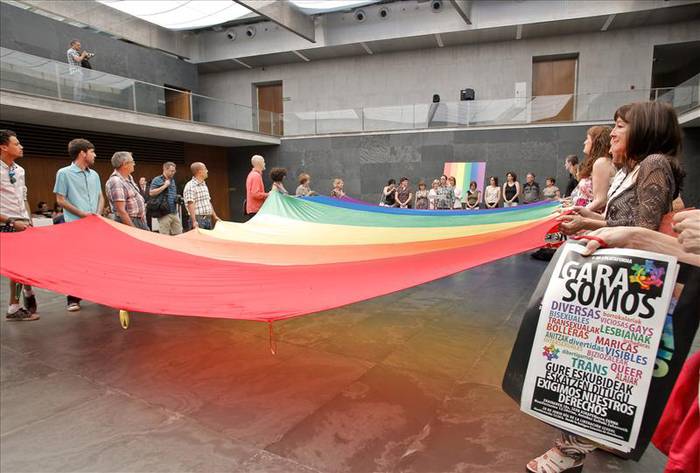 LGTBIQ+ bandera ipiniko du Nafarroako Parlamentuak ekainaren 28an