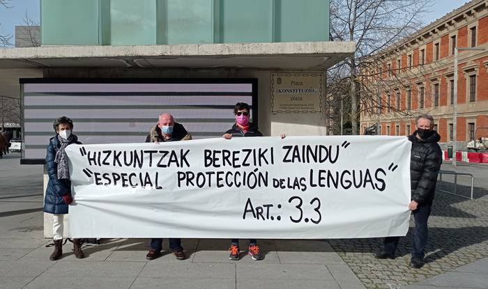 Konstituzioaren Plaza, ele bitan