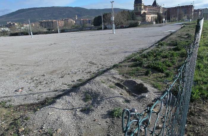 Autoak aparkatzeko gunea egokituko dute Kostalapea plazatik gertu