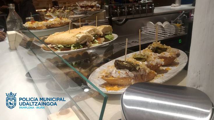 Estalkirik gabe ziren hainbat pintxo atxiki ditu Udaltzaingoak Iruñeko taberna batetik
