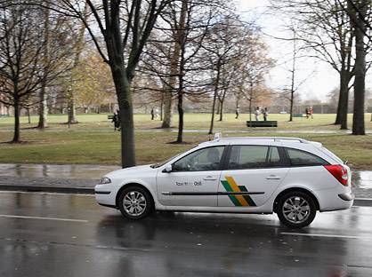 Praxis txarra salatu eta mugikortasun legea bete dadin eskatzeko bi orduko lanuztea egin dute taxiek