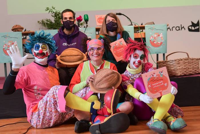 PIRRITX, PORROTX ETA MARIMOTOTS: "Amaren intxaurrak"