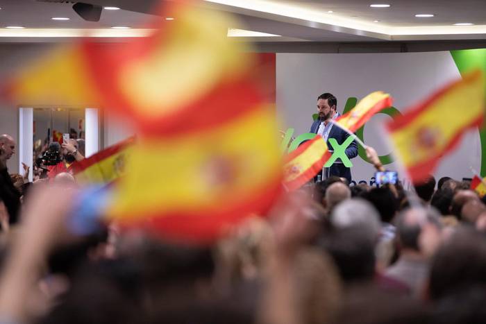 Argazkilariek "presioak" jasan zituzten Vox alderdi ultraeskuindarrak Iruñean egindako ekitaldian