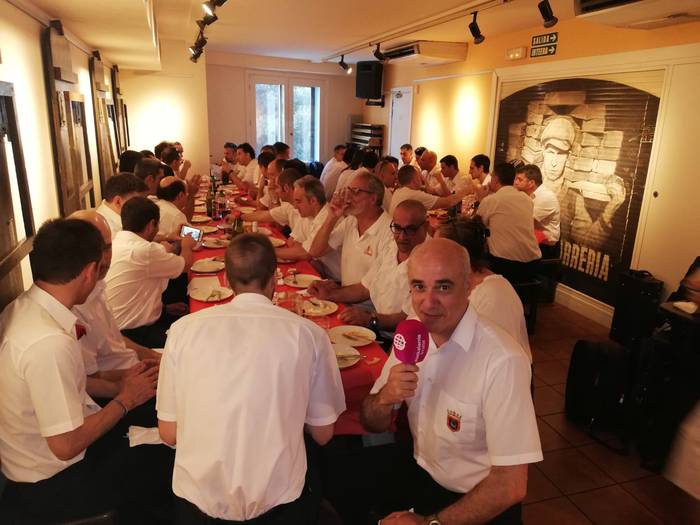 Txupinazoa jaurtitzeko indarra hartzen ari da Pamplonesa banda, Meson de la Nabarreria tabernan