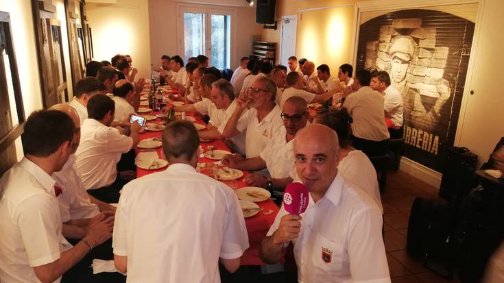 Txupinazoa jaurtitzeko indarra hartzen ari da Pamplonesa banda, Meson de la Nabarreria tabernan