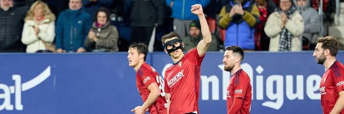 Super heroi maskaratuari eskerrak