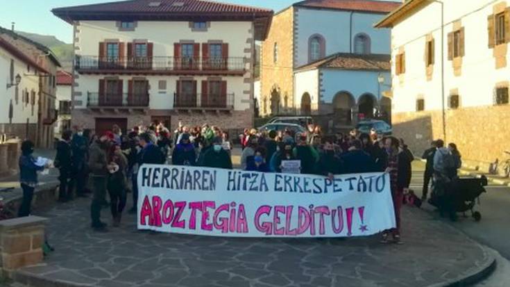 Aroztegiako obrak hasi dituzte, herritarren protesta artean