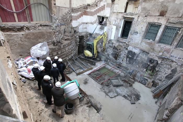 Gazteluko plazako ondare arkeologikoa mantentzeko asmoa azaldu dute Iruñeko Udalak eta obra sustatzaileak