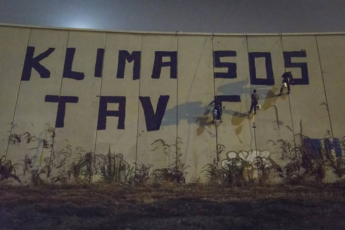 "Klima SOS, TAV ez" margoketa handia egin du Mugituk, klimaren aldeko mundu greba egunari hasiera emateko