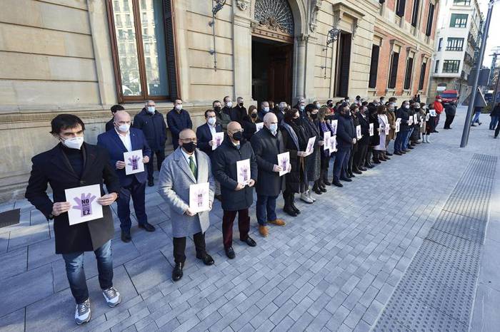 Martxoaren 8ko protestetan parte hartzera deitu du parlamentuak