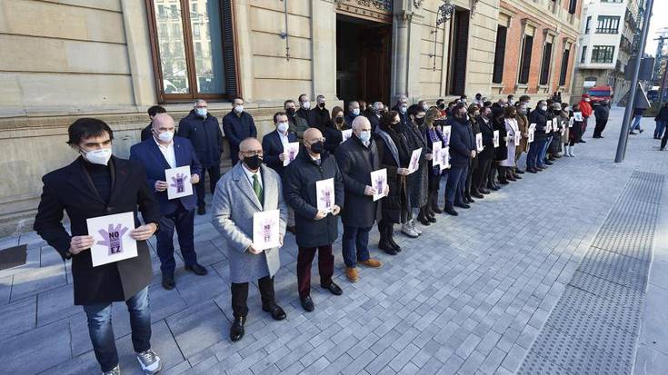 Martxoaren 8ko protestetan parte hartzera deitu du parlamentuak