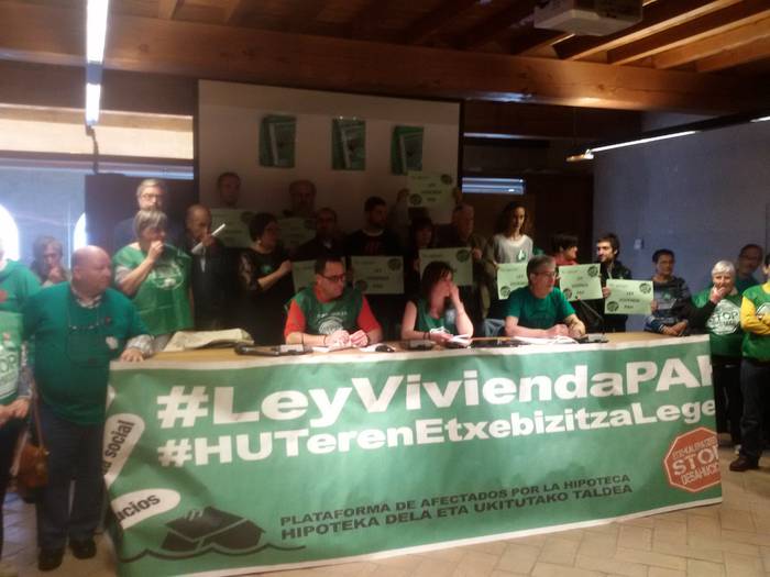 Etxe kaleratzeak geratu eta bidezko alokairuak sustatzeko lege proposamena aurkeztu du Plataformak