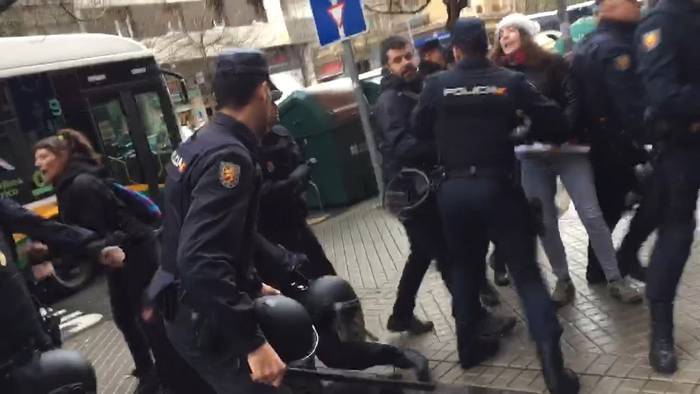 Epaile batek bertan behera utzi du grebalari baten kontrako poliziaren salaketa