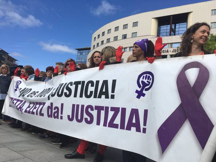Sanferminetan talde bortxaketan parte hartu zutenak askatuko dituzten aztertuko du gaur auzitegiak