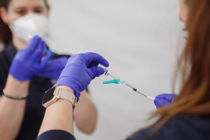 Gaur zabalduko zaie txertoa jasotzeko hitzordua hartzeko aukera16 eta 17 urtekoei