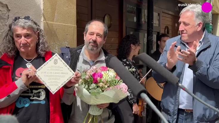 Iruñeko Udalak Jose Luis Canoren omenezko plaka jarri du Kaldereria kalean