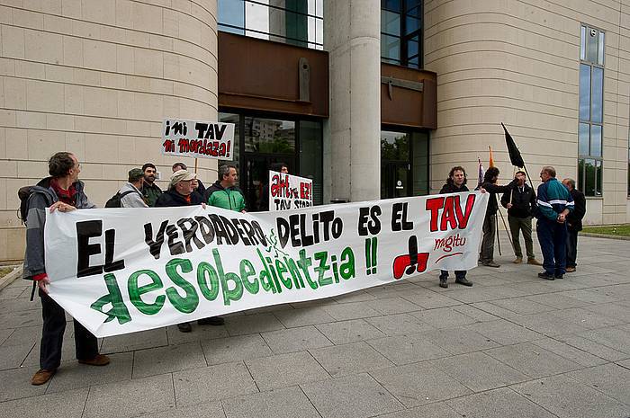 Bi pertsona epaitu dituzte AHTaren aurka protesta egiteagatik