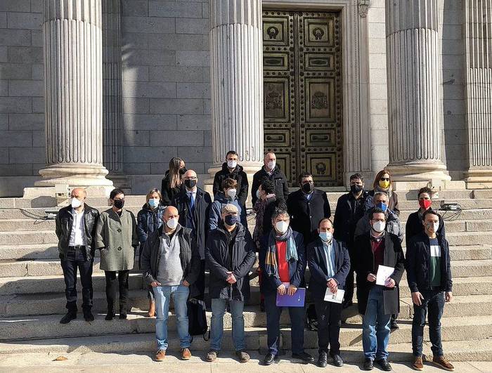 Espainiako Kongresuak ofizialtasunaren aldeko estatutu erreformak bultzatzeko eta laguntzeko eskatu du