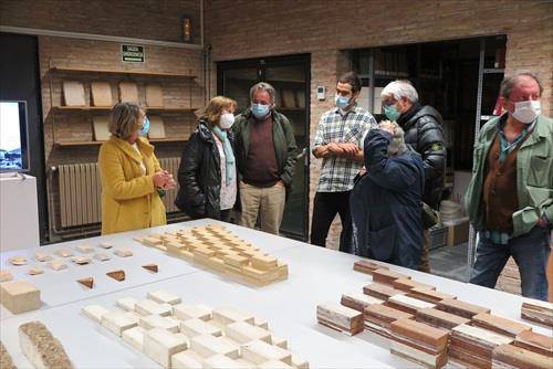 Frankismoaren espetxeei buruzko memoriala, zezen plazaren ondoan