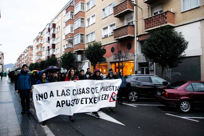 Berriozarren apustu etxeen kontrako manifestazioa egin dute