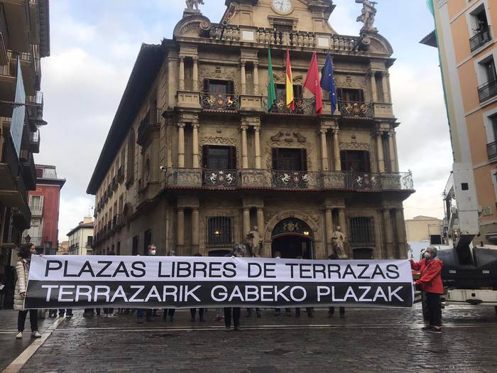 “Terrazarik gabeko plazak” eskatu dituzte