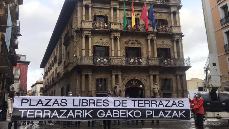 “Terrazarik gabeko plazak” eskatu dituzte