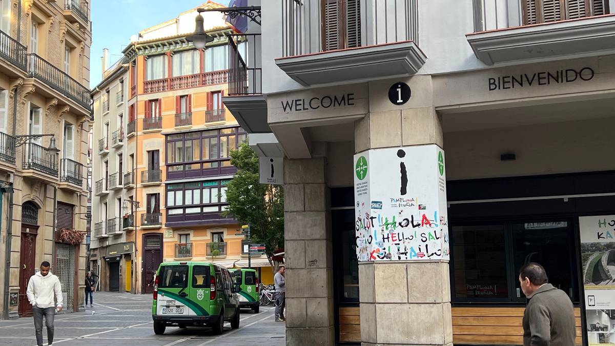 Ainhoa Garzes (turismo bulegoa): "Jendea internetekin hasi eta gurekin bukatzen du, bigarren txanda gara baina pozik ateratzen dira"