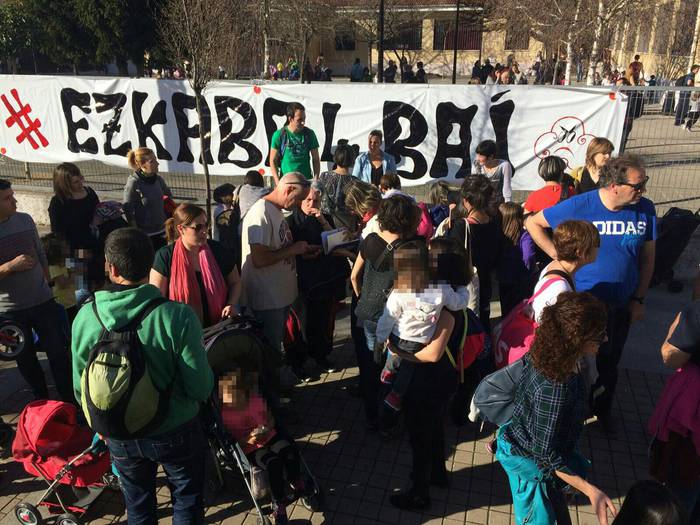 Laugarren gela bat irekitzeko sinadura bilketa hasi dute Ezkabako gurasoek