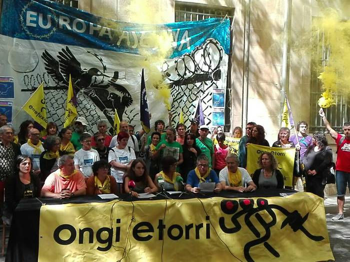 Migrazio politikak salatu eta migratzaileei harrera egiteko tokiko dinamiketan parte hartzeko deia zabaldu du 'Mugak Zabalduz' karabanak 