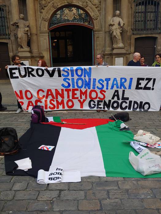 Palestinarrei elkartasuna adierazteko elkarretaratzea egin dute Iruñean