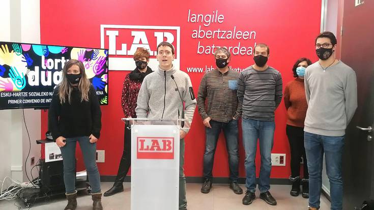 Oihan Ataun (LAB): “Esku hartze sozialeko bi mila langileren eskubideak kolokan jarri ditu OEIS patronalak”
