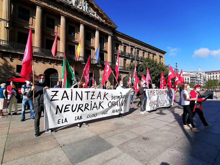 Isolatutako adingabeak zaintzeko baimenak eskatu dituzte hainbat sindikatuk