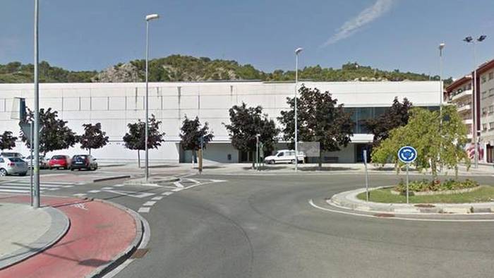 Txirrindulari bat hil da auto batek harrapatuta