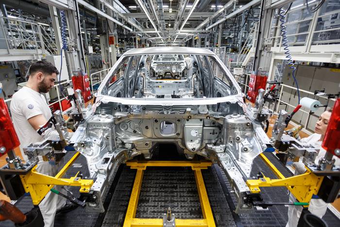 Volkswagen lau egunez geldituko dute ekainean pieza faltagatik