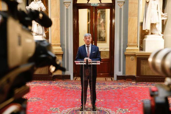 Sakabanaketa bertan behera utziko duen galdetu dio Koldo Martinezek Espainiako Gobernuari