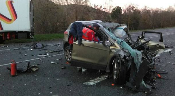 Orkoiengo bizilagun bat hil da auto istripu batean Arren 