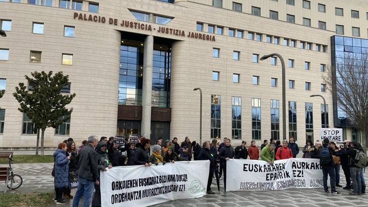 Ainhoa Otaegi (Orkoiengo Euskaltzaleak): "800 sinadura erregistratuko ditugu parlamentuan euskaraz bizi nahi dugula esateko"