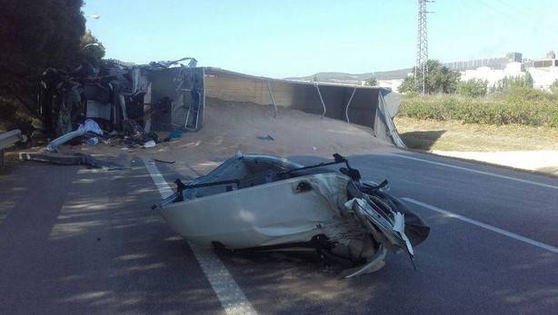 Gizon bat zendu da AP-15ean matxuratutako kamioi bat jo ostean