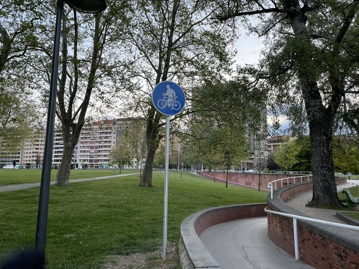Legezkoa ez den bide-seinalea jarri du Iruñeko Udalak Foruen plazan
