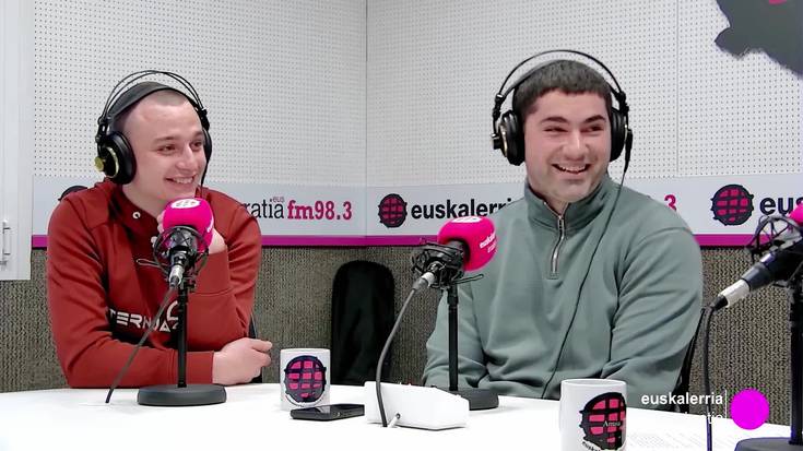 Oier Txibite eta Urki Etxeberria: "Punkaren eta poparen erdibidean dago Ajou!-ren soinua"