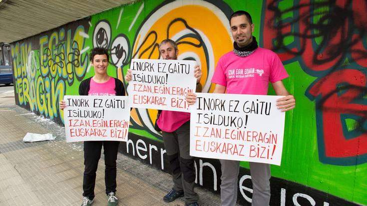 Errotxapeako EHEk egindako horma-irudiari hirugarrenez eraso diote