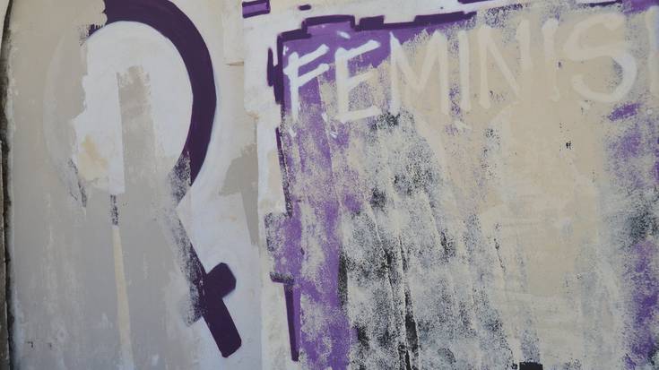 Horma-irudi feminista ezabatu dute