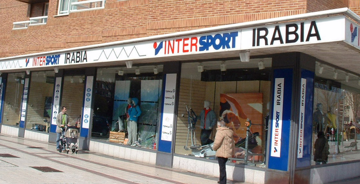 Irabiak Iruñeko bere bi kirol dendak itxiko ditu