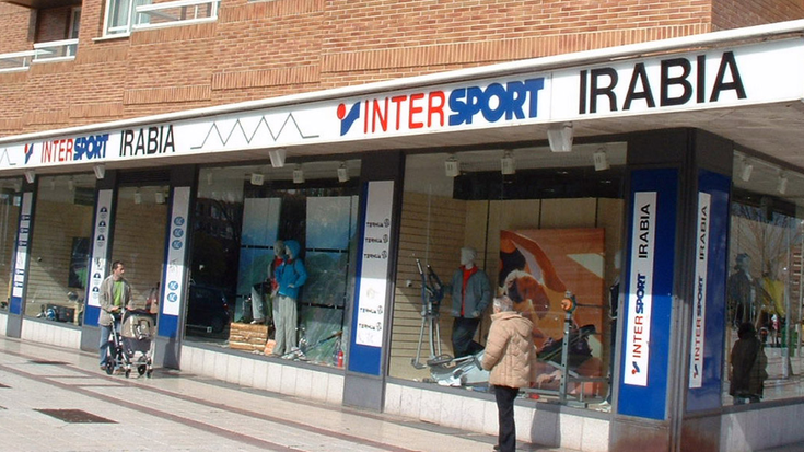 Irabiak Iruñeko bere bi kirol dendak itxiko ditu