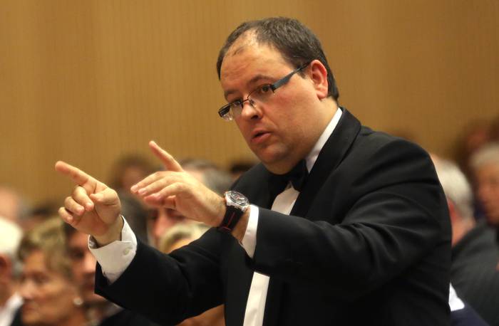 JAKIN MINA HITZALDI ZIKLOA: "MUSIKA KORALA MUSIKA BAINO GEHIAGO DA..."